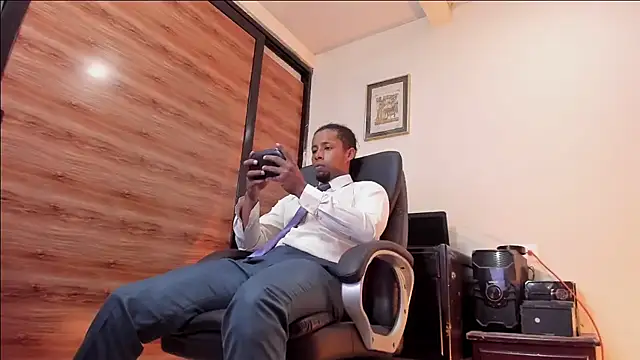 AlejoKhalifa  online show from March 26, 2026, 11:54 pm