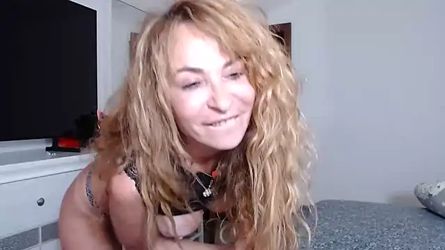 LadyyEvolet online show from May 19, 2026, 4:13 pm