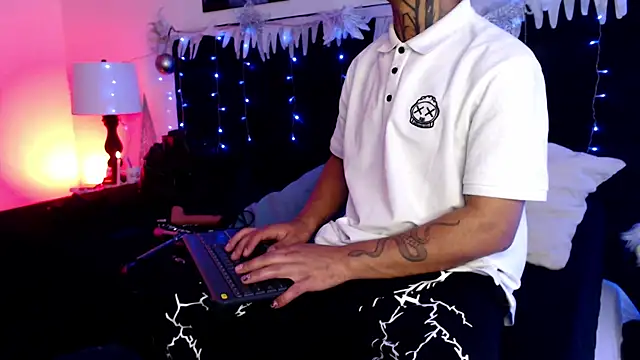 JuanCamiilo 66 online show from November 28, 2025, 2:47 am