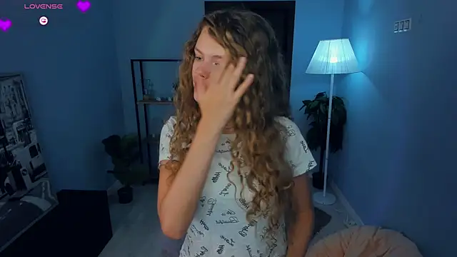 RayaNenlia online show from October 1, 2025, 5:02 am