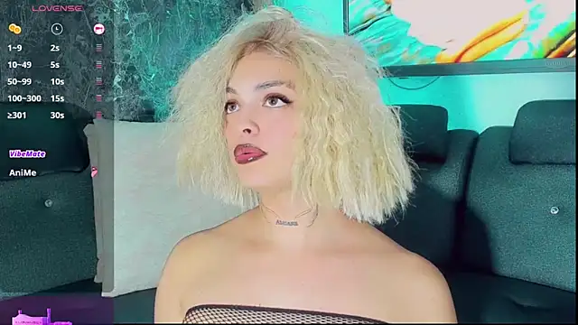 Emmaa Saenz  online show from November 5, 2025, 9:26 pm