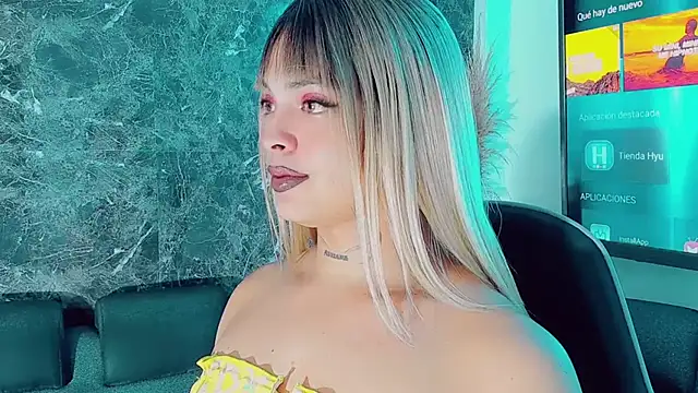 Emmaa Saenz  online show from January 9, 2026, 9:27 pm