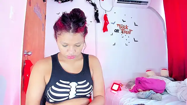 Emily Coper18 online show from October 10, 2025, 1:21 pm