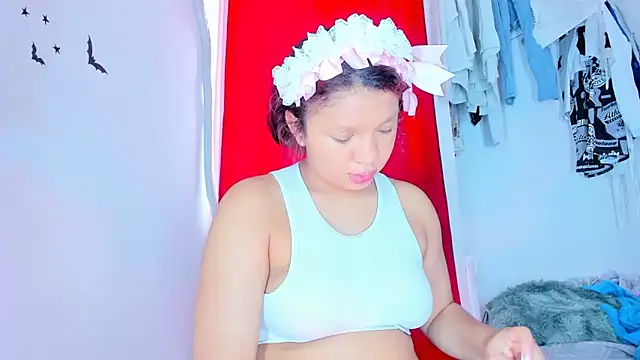 Emily Coper18 online show from November 28, 2025, 1:58 pm