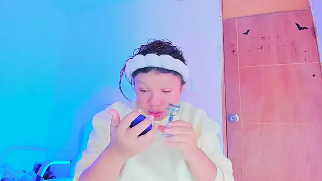 Emily Coper18 online show from April 18, 2026, 1:59 pm