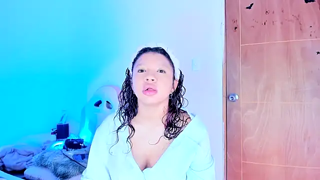 Emily Coper18 online show from May 17, 2026, 2:24 pm