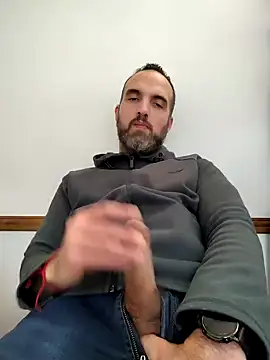 leon3875 online show from October 3, 2025, 3:42 pm