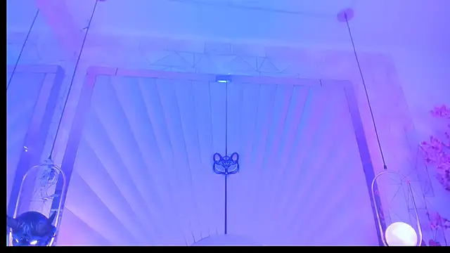 zephirahabney online show from February 6, 2025, 1:43 pm