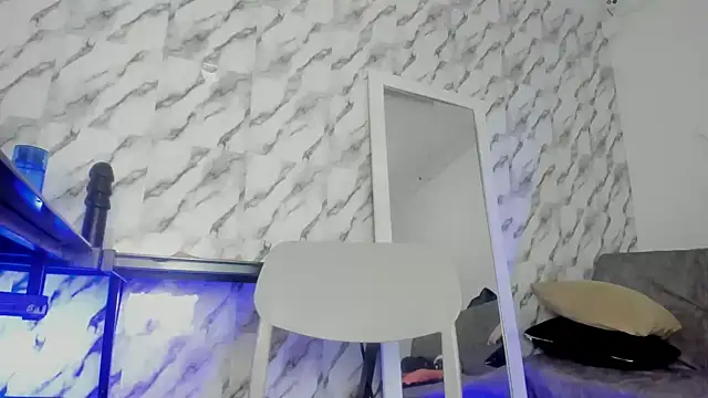 cathaarizti8 online show from April 14, 2026, 3:07 pm