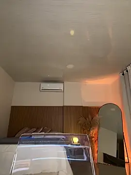 Lianh Benett online show from October 19, 2025, 9:48 pm