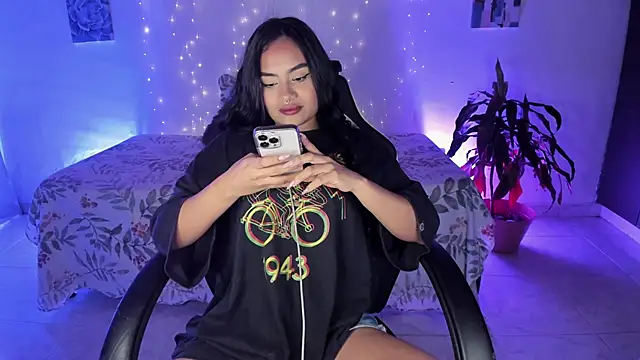 Riana Kean online show from November 17, 2025, 1:22 am