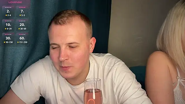 Snapshot of MrMrsRight chatting on February 11, 2025, 5:07 pm MrMrsRight online show from February 11, 2025, 5:07 pm