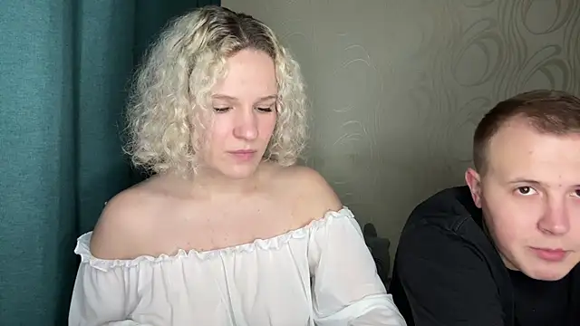 Snapshot of MrMrsRight chatting on February 14, 2025, 7:23 pm MrMrsRight online show from February 14, 2025, 7:23 pm