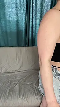 Snapshot of MrMrsRight chatting on March 18, 2025, 8:14 am MrMrsRight online show from March 18, 2025, 8:14 am