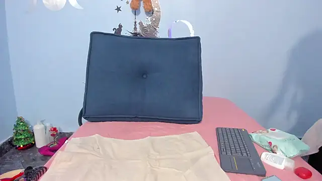  luna  sweet  online show from November 11, 2025, 1:27 am