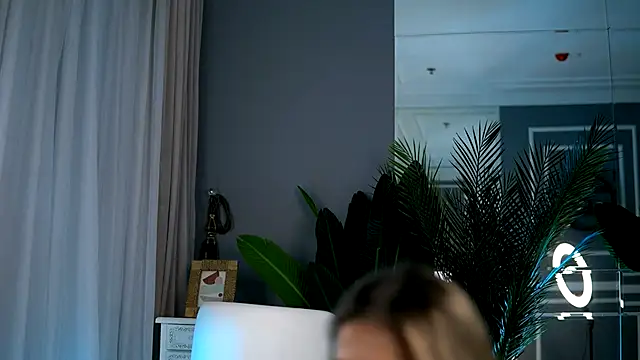 KellyMathews online show from September 10, 2025, 2:11 am