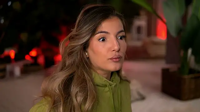 KellyMathews online show from December 22, 2025, 3:03 am