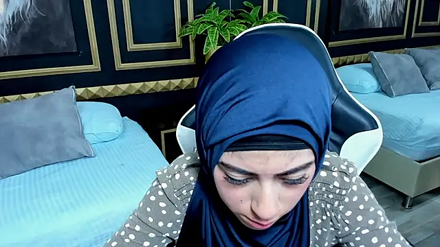 chaymae nah  online show from February 7, 2025, 9:48 pm