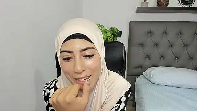 chaymae nah  online show from February 10, 2025, 7:38 pm