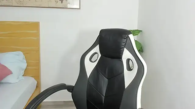 chaymae nah  online show from February 11, 2025, 12:16 pm