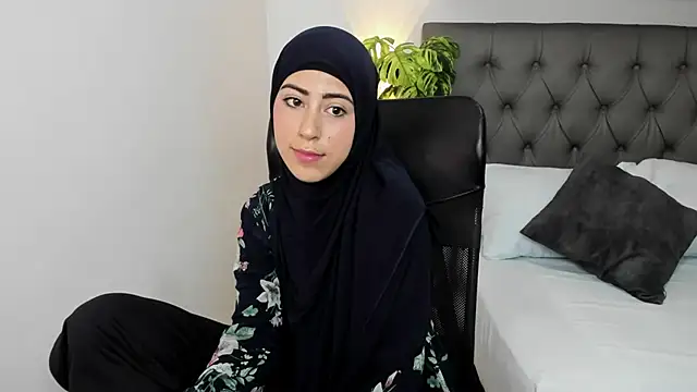 chaymae nah  online show from March 7, 2025, 3:49 pm