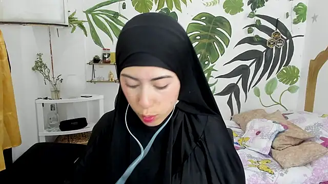 chaymae nah  online show from October 19, 2025, 8:42 pm