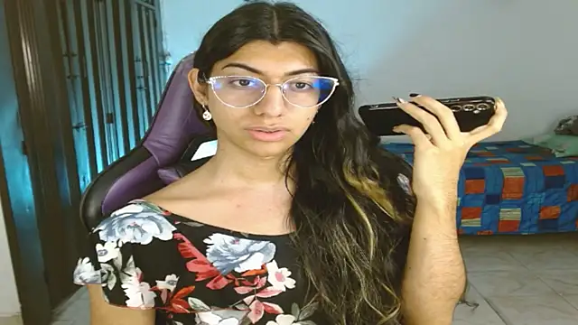 engielphoenis14 online show from December 3, 2025, 2:30 am