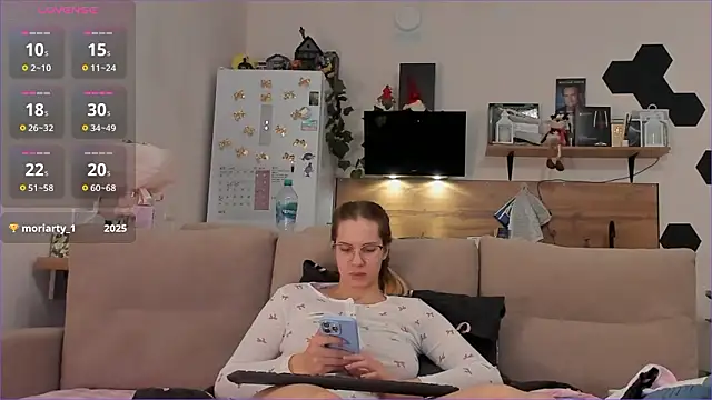 Girl alone home online show from March 8, 2026, 2:04 am