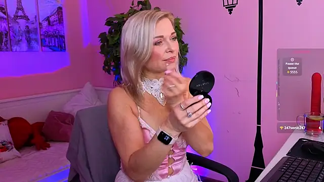 Gloria Lovely online show from July 21, 2026, 11:01 am