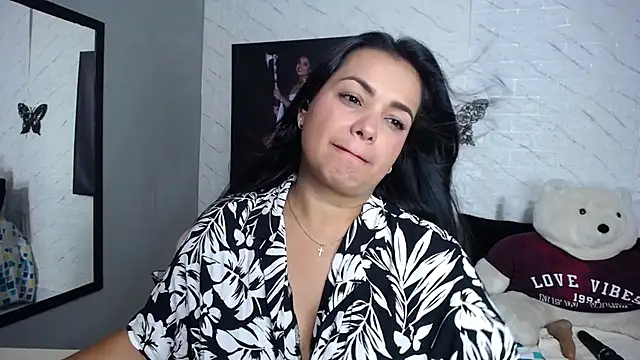 Snapshot of Saritatellez chatting on November 26, 2025, 8:10 pm Saritatellez online show from November 26, 2025, 8:10 pm