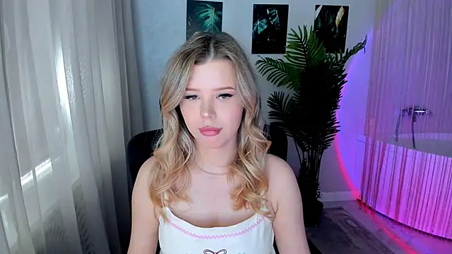 FollowLovee online show from May 25, 2026, 3:56 am