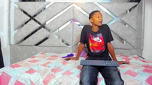 Snapshot of EvaxEmma chatting on February 7, 2025, 12:50 pm EvaxEmma online show from February 7, 2025, 12:50 pm