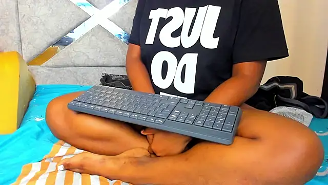 Snapshot of EvaxEmma chatting on March 17, 2025, 6:21 pm EvaxEmma online show from March 17, 2025, 6:21 pm