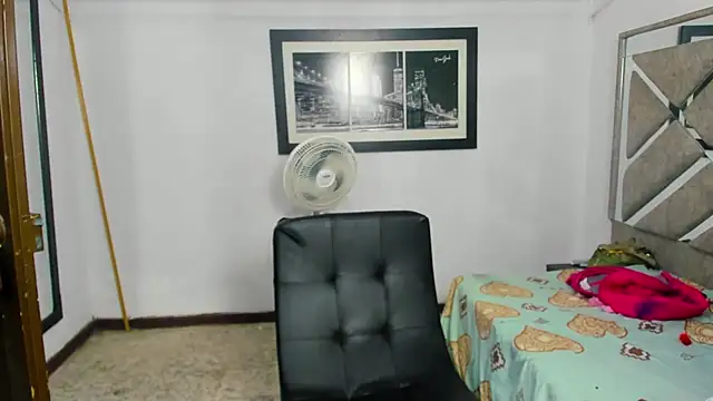 Snapshot of EvaxEmma chatting on November 13, 2025, 12:59 pm EvaxEmma online show from November 13, 2025, 12:59 pm