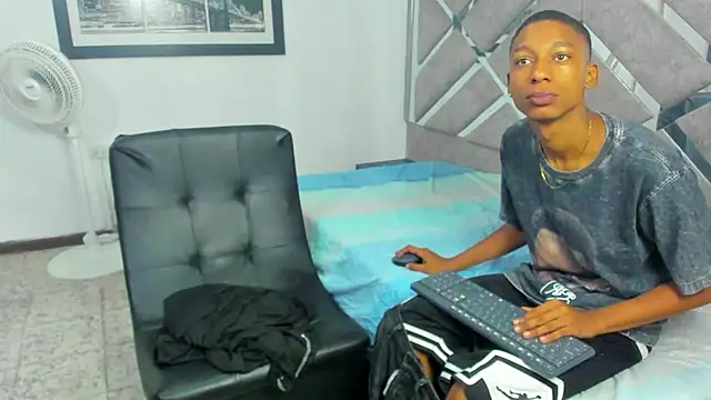 Snapshot of EvaxEmma chatting on November 25, 2025, 1:44 pm EvaxEmma online show from November 25, 2025, 1:44 pm