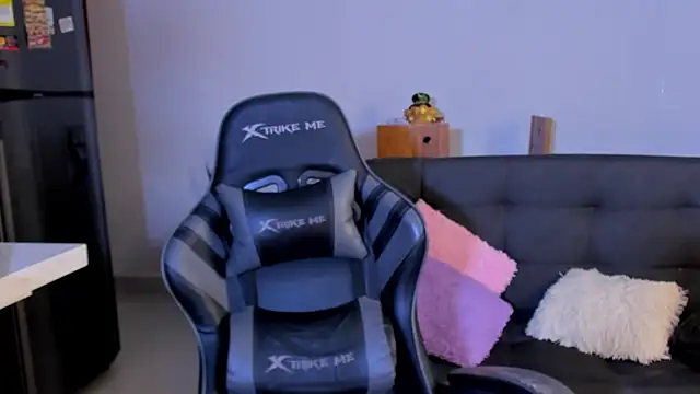 Amypond   online show from April 7, 2026, 4:51 pm