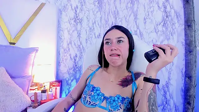 Athziry  online show from January 10, 2025, 5:24 pm