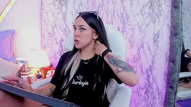 Athziry  online show from February 4, 2025, 1:23 am