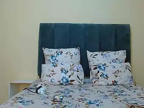 curvycloe1 online show from April 24, 2026, 9:01 am