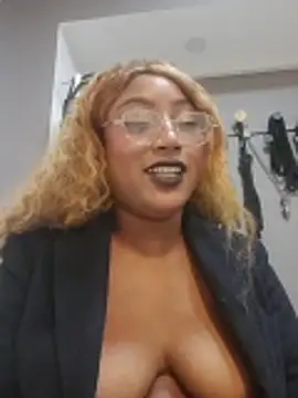 Adelehottman online show from April 17, 2026, 4:43 pm