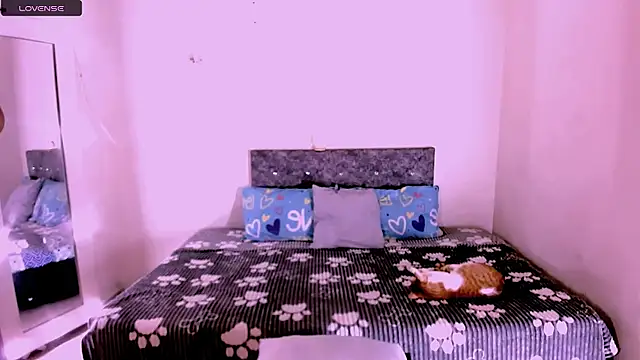 carolinemiller7 online show from March 11, 2026, 7:36 am