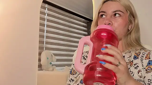 AtheneaRossi online show from October 14, 2025, 1:34 pm