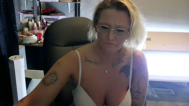 Snapshot of Lisalovely6981 chatting on January 8, 2025, 10:26 am Lisalovely6981 online show from January 8, 2025, 10:26 am
