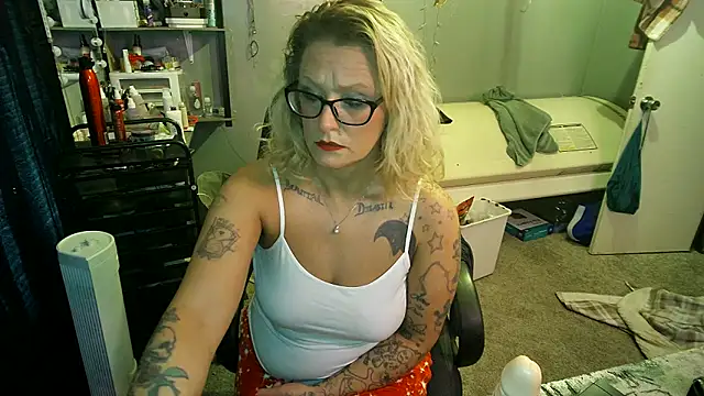 Snapshot of Lisalovely6981 chatting on February 21, 2025, 1:00 pm Lisalovely6981 online show from February 21, 2025, 1:00 pm