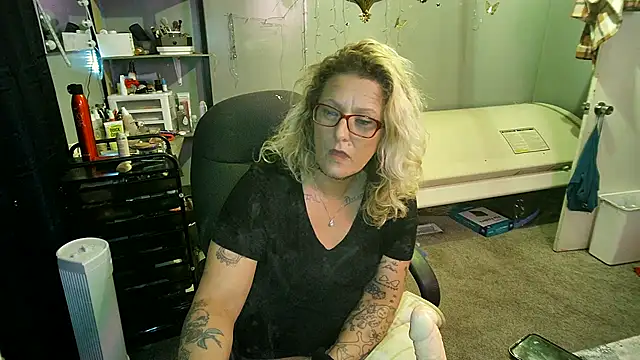 Snapshot of Lisalovely6981 chatting on February 25, 2025, 12:24 pm Lisalovely6981 online show from February 25, 2025, 12:24 pm
