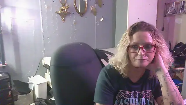 Snapshot of Lisalovely6981 chatting on March 17, 2025, 4:22 pm Lisalovely6981 online show from March 17, 2025, 4:22 pm