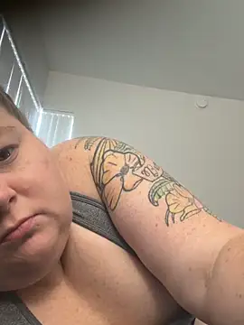 Snapshot of BBW2320 chatting on November 5, 2025, 12:27 pm BBW2320 online show from November 5, 2025, 12:27 pm
