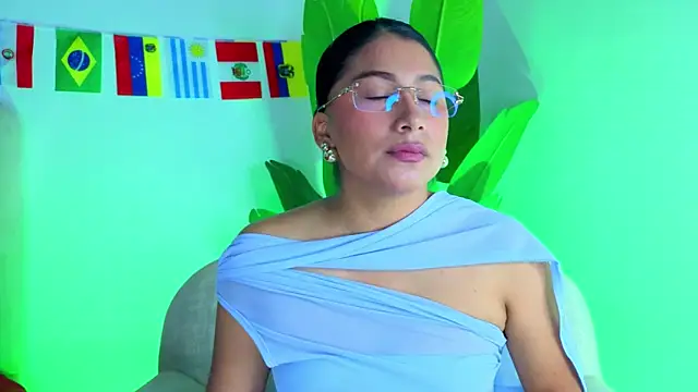 Snapshot of LinnaGardenia chatting on June 27, 2026, 2:44 pm LinnaGardenia online show from June 27, 2026, 2:44 pm