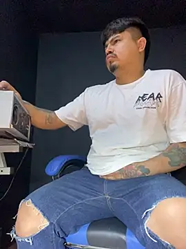 Snapshot of DickMasterfindom chatting on May 3, 2026, 3:34 am DickMasterfindom online show from May 3, 2026, 3:34 am