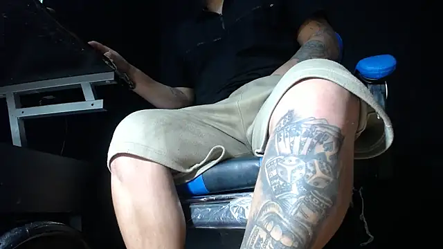 Snapshot of DickMasterfindom chatting on May 30, 2026, 9:39 am DickMasterfindom online show from May 30, 2026, 9:39 am